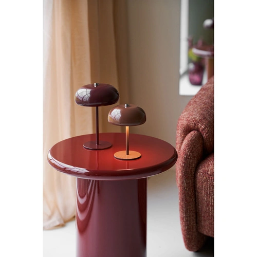 Lampka nocna LED Margate akumulatorowa metalowa bordowa do sypialni