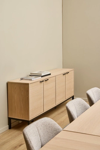 Komoda Kensington 180 cm dąb bielony nowoczesna na nóżkach z półkami do salonu Actona