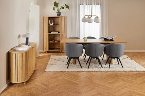 Krzesło do jadalni Darlene Actona szare tapicerowane obrotowe nowoczesne na czarnych nogach