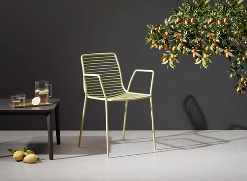 Krzesło metalowe Summer czerwone z podłokietnikami nowoczesne do ogrodu i na taras SCAB Design