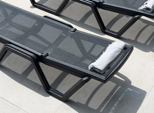 Leżak ogrodowy Vela niebiesko-biały nowoczesny regulowany technopolimer SCAB Design na taras