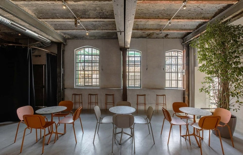 Hoker metalowy Trick 75 cm pomarańczowy nowoczesny bez oparcia do kuchni i ogrodu SCAB Design