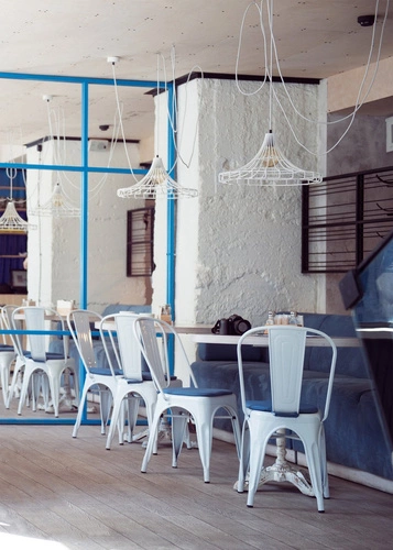 Krzesło do jadalni Paris Wood D2.DESIGN białe metalowe z drewnianym siedziskiem sosna