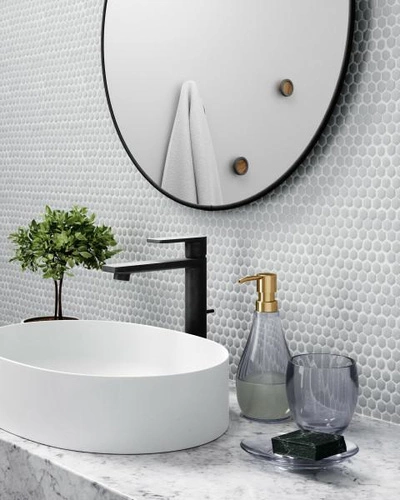 Lustro okrągłe Hubba Umbra 86 cm nowoczesne do przedpokoju w srebrnej ramie na ścianę