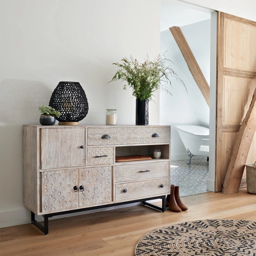 Komoda Ajay 115 cm beżowa z drewna mango, orientalna komoda do salonu na czarnych płozach Atmosphera