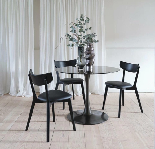 Krzesło Pero do jadalni czarne tapicerowane ekoskórą na dębowych nogach