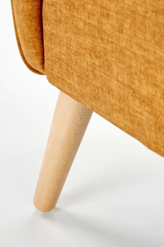 Fotel uszak Caitano musztardowy do salonu skandynawski tapicerowany z podłokietnikami Intesi