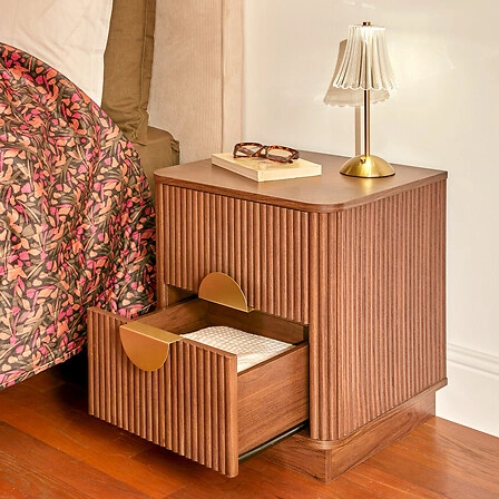 Szafka nocna Atmosphera Wany 45 cm orzechowa, 2 szuflady, styl japandi/boho, eleganckie frezowane fronty