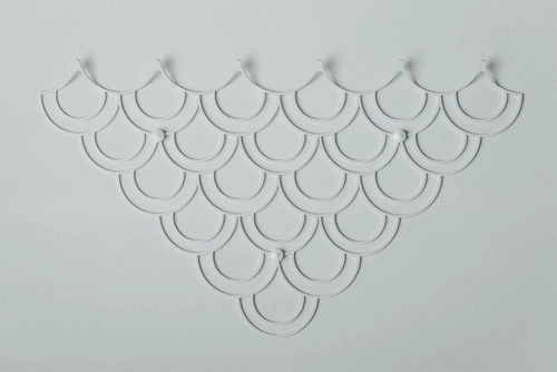 Nowoczesny wieszak ścienny do przedpokoju Husk biały metalowy POLYHEDRA 56 cm