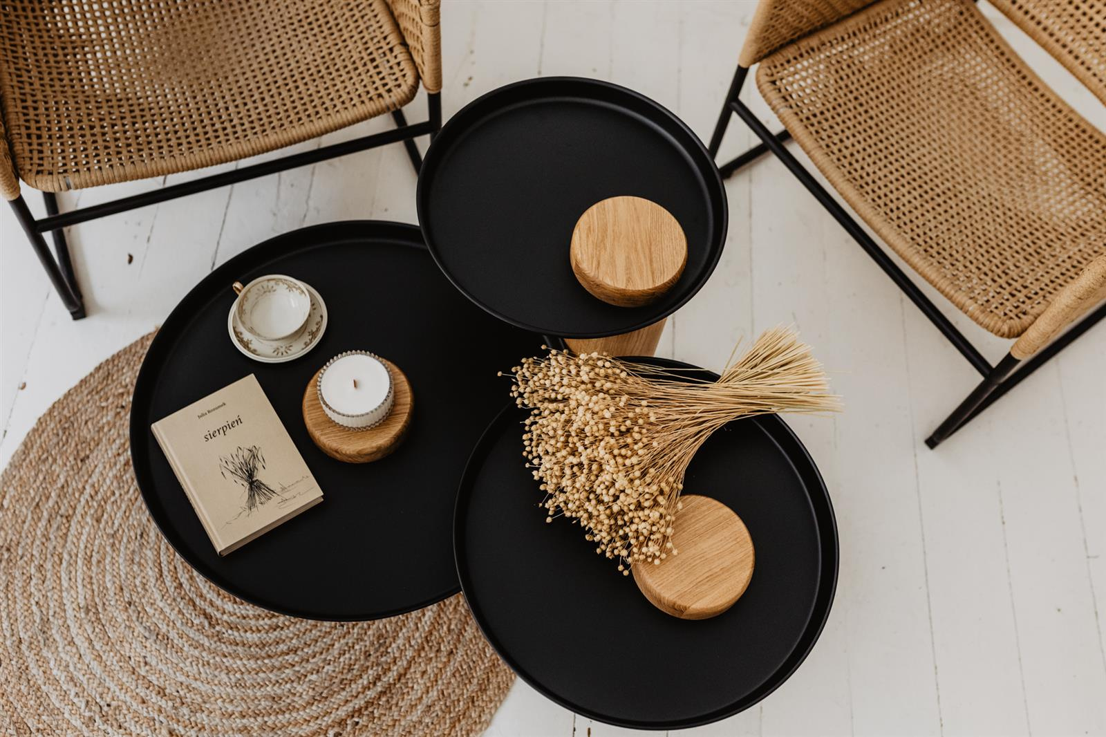 Stolik kawowy okrągły TYK NORDIFRA dębowy z czarnym stalowym blatem nowoczesny do salonu