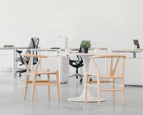 Krzesło drewniane Wicker Color do jadalni i salonu boho z podłokietnikami inspirowane Wishbone