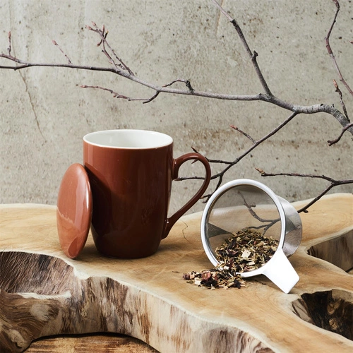 Kubek do herbaty z zaparzaczem i pokrywką Mira Intesi kamionka pomarańczowy elegancki