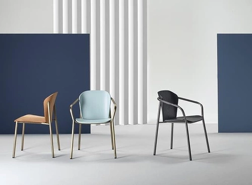 Krzesło do jadalni Finn drewniane z podłokietnikami na złotych nogach nowoczesne SCAB Design