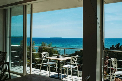 Krzesło Bush inspirowane Viento Chair czarne nowoczesne sztaplowane do ogrodu i sali bankietowej