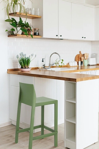 Hoker Kate beżowy nowoczesny 65 cm z oparciem do kuchni i ogrodu SCAB Design