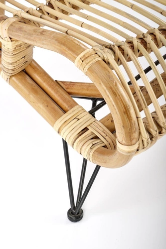 Fotel rattanowy Dami boho do salonu i na taras wypoczynkowy naturalny na czarnej podstawie