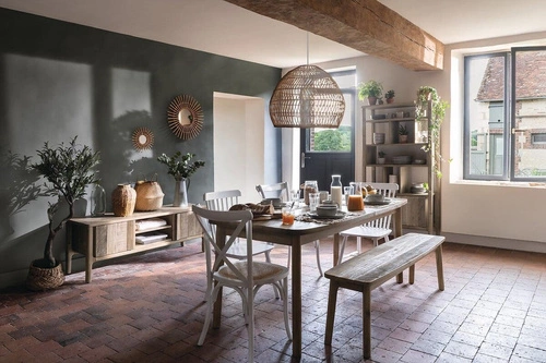 Krzesło drewniane Isak Atmosphera do jadalni białe vintage z rattanowym siedziskiem sztaplowane