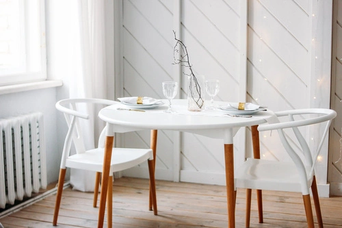 Krzesło do jadalni Wicker PP Simplet białe inspirowane Wishbone, sztaplowane, łatwe czyszczenie