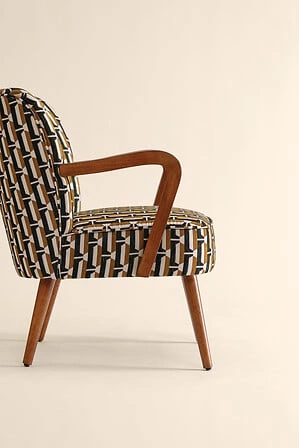 Fotel wypoczynkowy Chiara z podnóżkiem brązowy tapicerowany do salonu retro z podłokietnikami Atmosphera