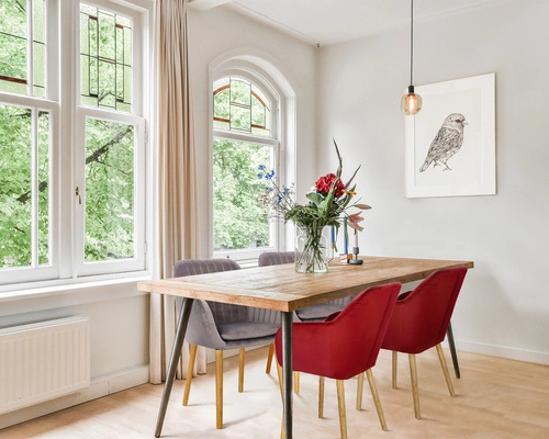 Krzesło tapicerowane welur Emilia Actona beżowe z podłokietnikami do jadalni nowoczesne