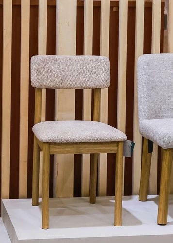 Krzesło tapicerowane do jadalni Canora piaskowe z dębowymi nogami