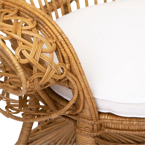 Fotel rattanowy Takta boho do salonu z podłokietnikami i białą poduszką Atmosphera