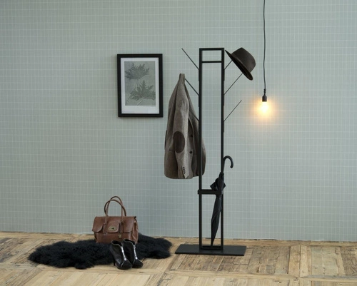 Nowoczesny wieszak stojący do przedpokoju Vinson II czarny metalowy z uchwytem na parasole Actona