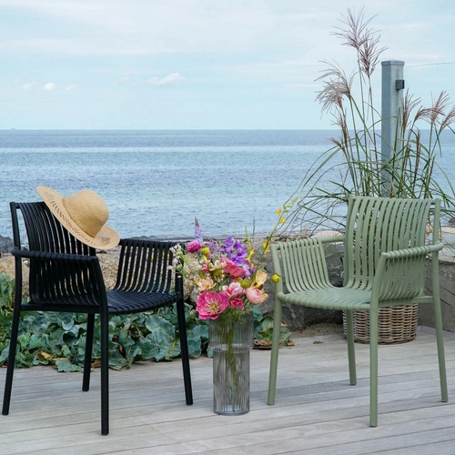 Krzesło ogrodowe Tulsa Intesi czarne z polipropylenu z podłokietnikami łatwe w czyszczeniu