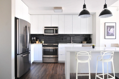 Hoker Lexi biały nowoczesny z oparciem do kuchni i jadalni z tworzywa sztaplowany 75 cm D2.DESIGN