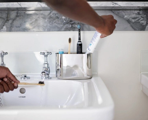 Joseph Joseph EasyStoreLuxe stalowy organizer na szczoteczki do zębów łazienkowy nowoczesny