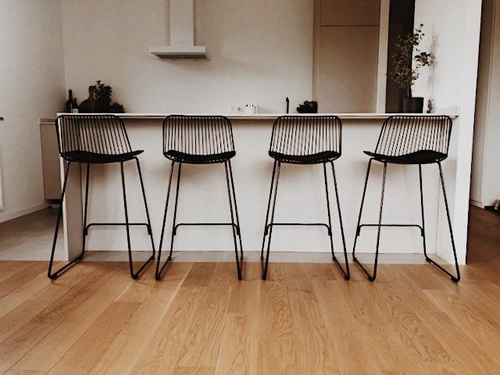 Hoker Dill High czarny z oparciem, metalowy, tapicerowany, do kuchni i wyspy, 75 cm Intesi