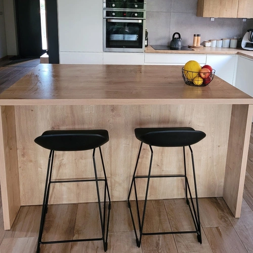 Hoker Molly czarny nowoczesny z oparciem do kuchni i wyspy 66 cm Intesi