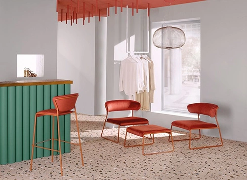 Fotel kubełkowy Lisa Lounge aksamitny czerwony na płozach nowoczesny do salonu SCAB Design