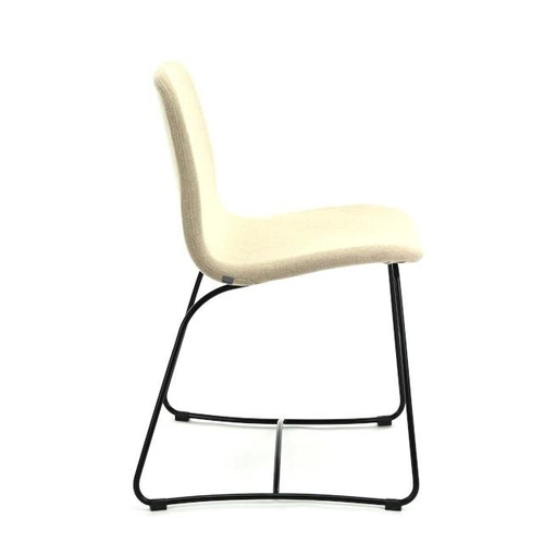 Krzesło tapicerowane Hips Fameg do jadalni i salonu nowoczesne bukowe na metalowych płozach