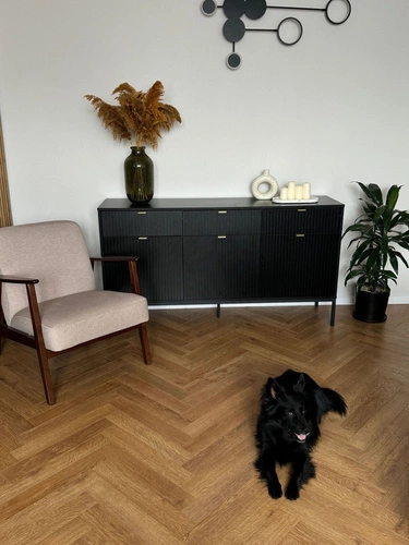 Fotel kubełkowy Fomben beżowy do salonu tapicerowany, wygodny, nowoczesny, drewno bukowe