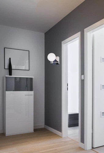 Nowoczesna lampa sufitowa Oden biały szklany klosz do salonu i sypialni chrom