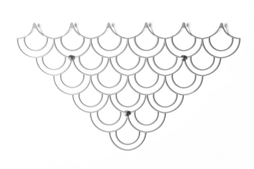 Nowoczesny wieszak ścienny do przedpokoju Husk biały metalowy POLYHEDRA 56 cm