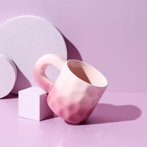 Kubek ceramiczny Chubby różowy 330 ml Intesi do kawy i herbaty z dużym uchem