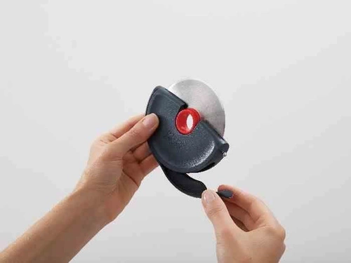 Joseph Joseph DISC nóż do pizzy z osłonką silikonową nowoczesny grafitowy