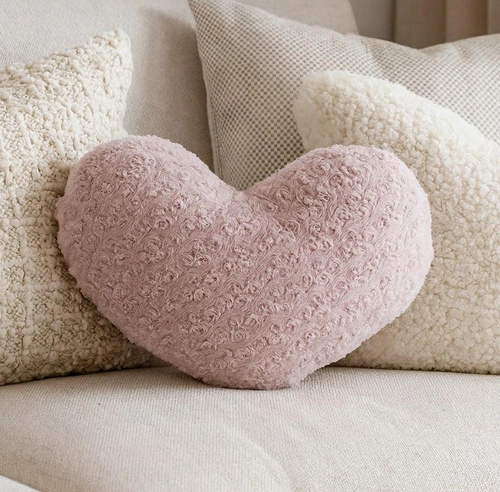 Poduszka dekoracyjna serce bouclé różowa Atmosphera do salonu i pokoju dziecka 36x38 cm