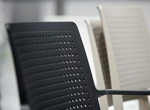 Krzesło ogrodowe Emi Arm czarne z tworzywa sztucznego SCAB Design sztaplowane z podłokietnikami