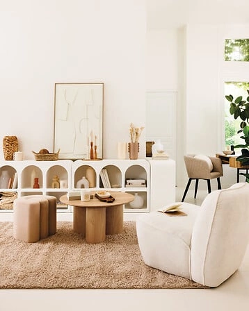 Krzesło tapicerowane Marlo Atmosphera beżowe z podłokietnikami do jadalni i salonu nowoczesne