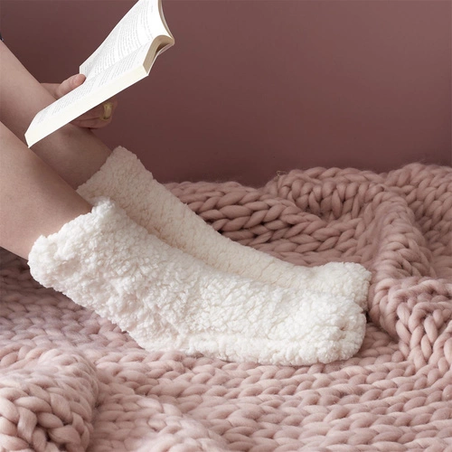 Intesi Sherpa skarpety białe nowoczesne ciepłe do domu przyjemne w dotyku na chłodne dni