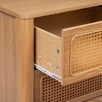 Komoda z szufladami Tira Atmosphera rattanowa drewniana 55 cm boho do sypialni i salonu