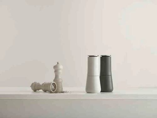 Młynek do soli i pieprzu ręczny Joseph Joseph nowoczesny z regulacją ceramiczny 16,5 cm