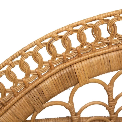 Fotel rattanowy Takta boho do salonu z podłokietnikami i białą poduszką Atmosphera