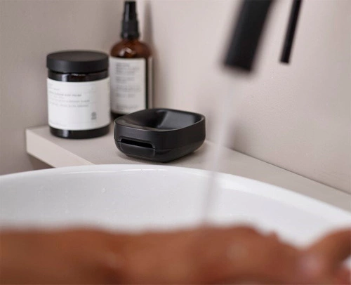 Mydelniczka kompaktowa Slim czarna Joseph Joseph nowoczesna do łazienki i kuchni