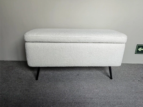 Ławka tapicerowana ze schowkiem Aurora biała teddy do przedpokoju na czarnych nogach Atmosphera