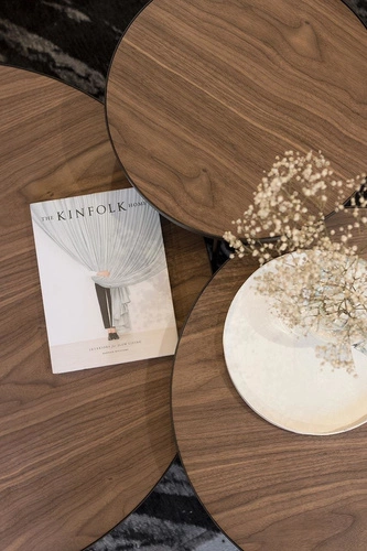 Stolik kawowy okrągły TRE 60 cm fornir orzech amerykański skandynawski do salonu NORDIFRA