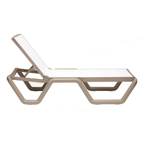 Leżak ogrodowy Vela SCAB Design nowoczesny technopolimer regulowany beżowo-biały na taras